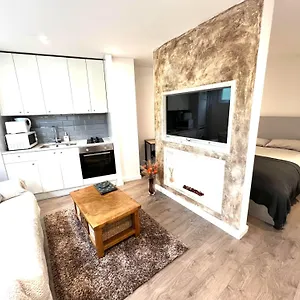Modern Studio With Free Wifi London