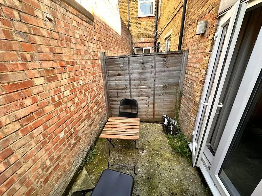2 Bedroom Apartment In Se13 ロンドン 0*,  イギリス