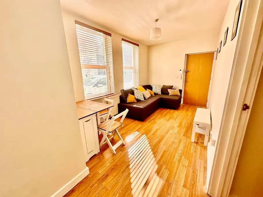 2 Bedroom Apartment In Se13 ロンドン 0*,  イギリス