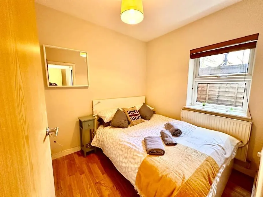 2 Bedroom Apartment In Se13 ロンドン