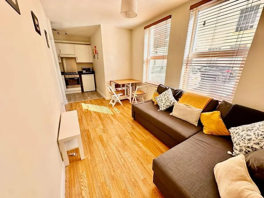 2 Bedroom Apartment In Se13 ロンドン